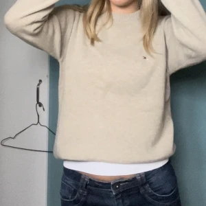 Tommy hilfiger stockad tröja  - Obs litet hål (bild 2)