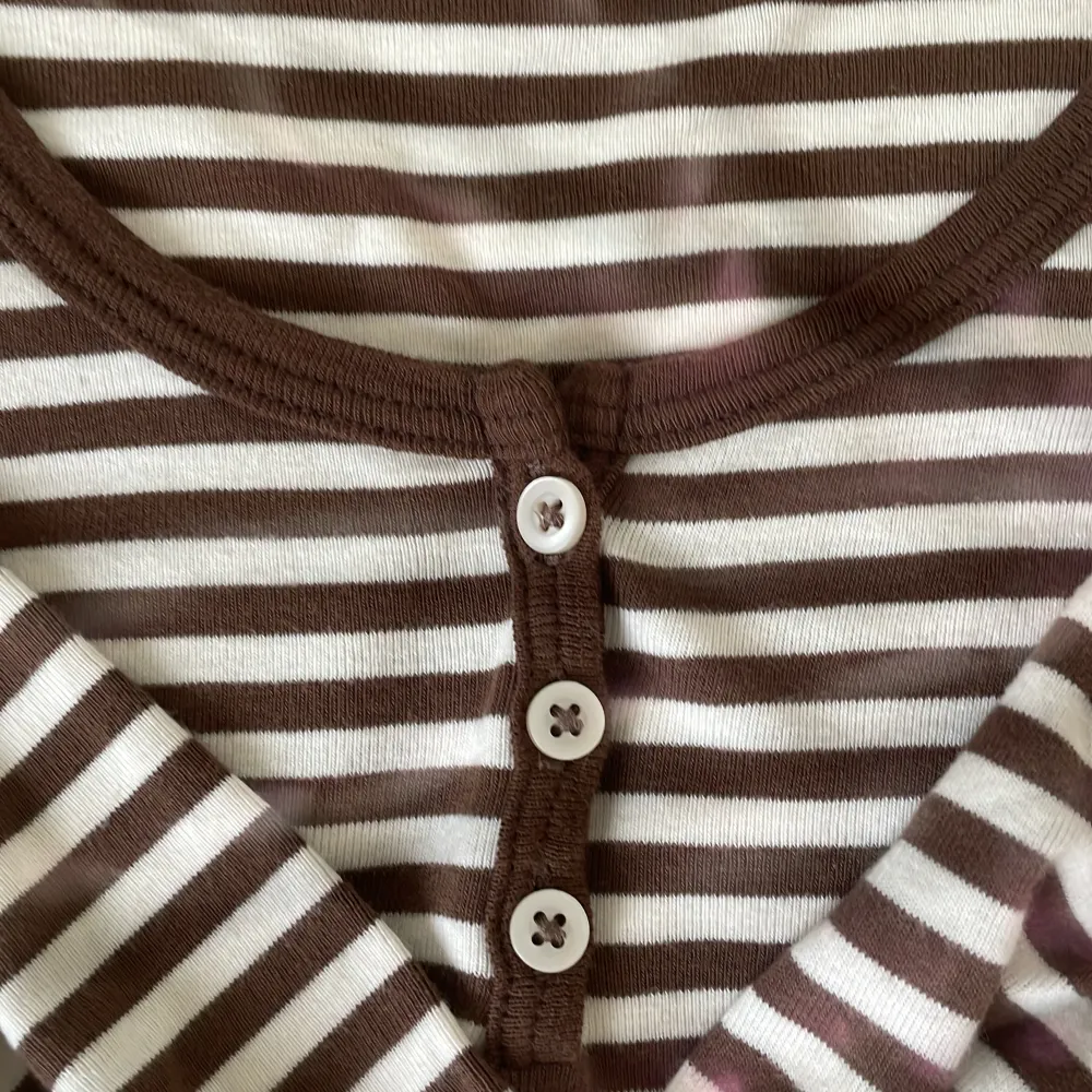 Jättegullig brun och vit långärmad tröja från brandy melville i storlek one-size men passar S-XS.💘 Den har knappar på framsidan som man kan knäppa upp. Fråga om frakt.. Toppar.