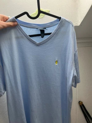 Ralph Lauren T-shirt  - Säljer denna ljusblå polo T-shirt i stl M. Nästan helt oanvänd sick 10/10 säljer på grund av att den är för stor för mig. Pris kan diskuteras vid snabb affär.