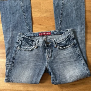 Coola jeans❤️‍🔥 - Coola bootcut lågmidjade jeans köpta här på Plick💘 Säljer då de var lite för stora men annars skit snygga🫶Midjemått 38 cm tvärs över😍 Skriv för frågor eller bilder 