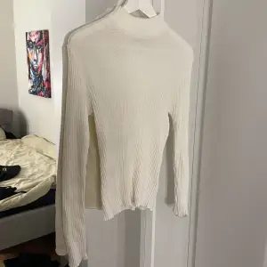 En superfin vit stickad tröja från mörkret ”Sisters Point” köpt från NAKD. Den är lite nopprig men verkligen inget som syns, i strl L men passar andra storlekar också beroende på hur man vill att den skall sitta! 🤍