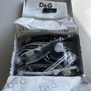 Säljer dessa oanvända Dolce & Gabbana sneakers då jag beställde fel storlek och inte fick returnera. Köpt för 1000kr, pris kan diskuteras. De är köpta hos DHgate och är en A-kopia. Skriv för fler foton! Storlek: US 9, UK 7,5, EU 40 