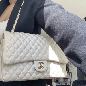 Elegant väska - I väldigt fint skick! Inga defekter! Fräsch  inuti och utanpå.   Skriv till mig för fler bilder.