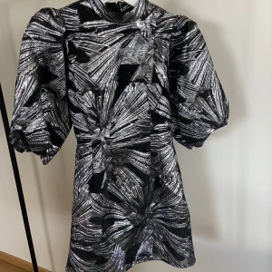 Klänning - Använd en gång. Klänningen är i nyskick