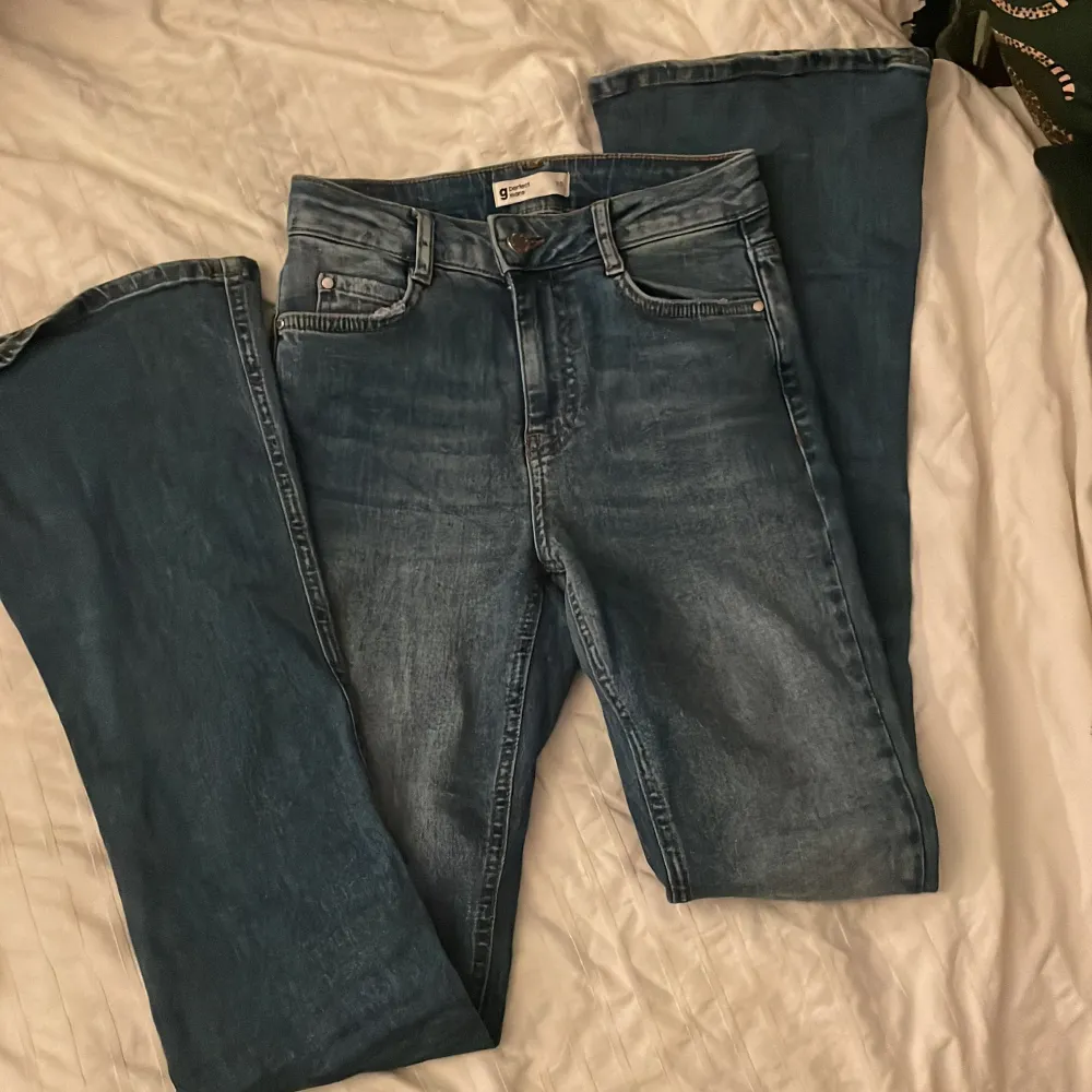 Jättefina jeans som är i väldigt bra skick. De är ifrån Gina tricot i en blå färg. Säljer för 150+frakt!. Jeans & Byxor.