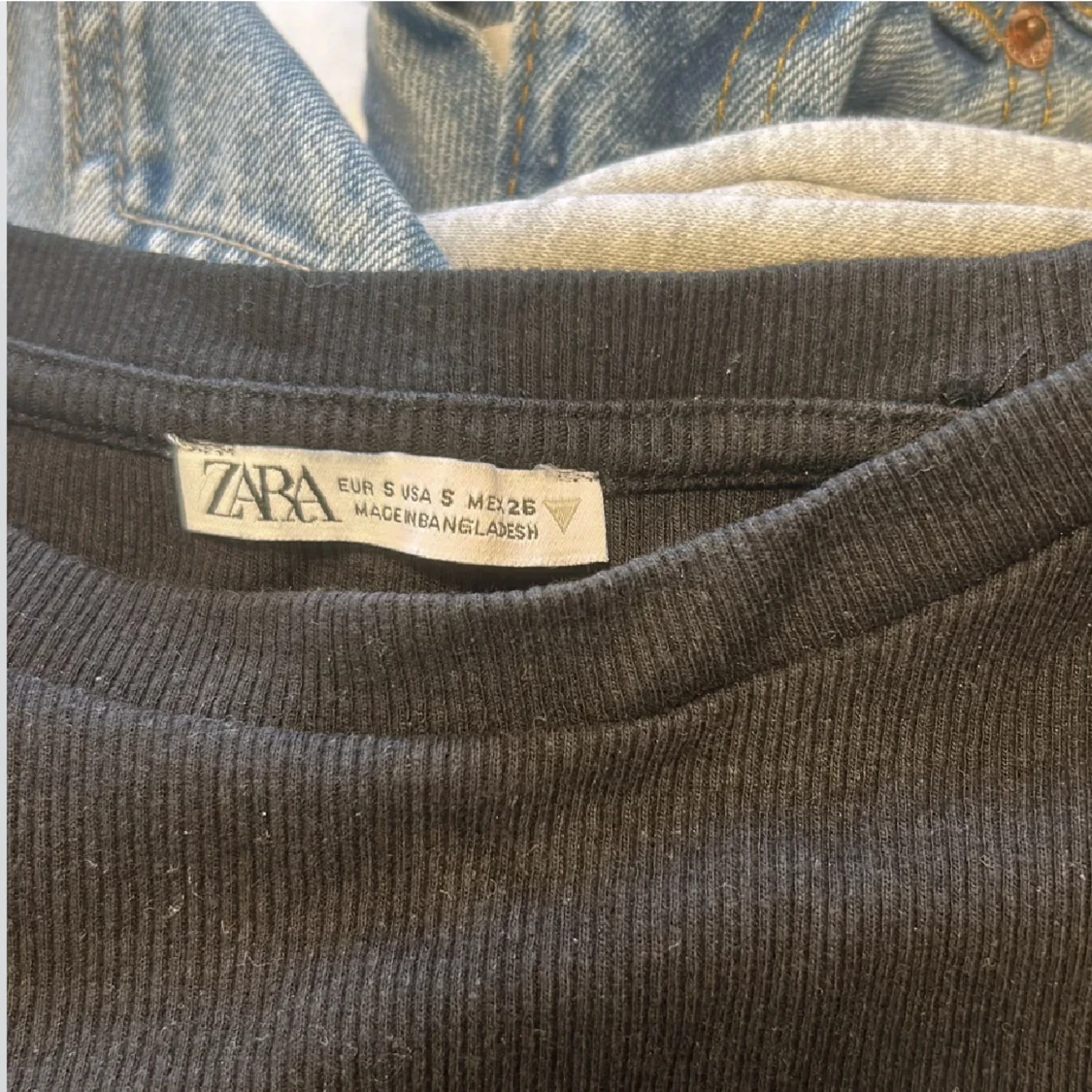 Svart volangtopp  - 90