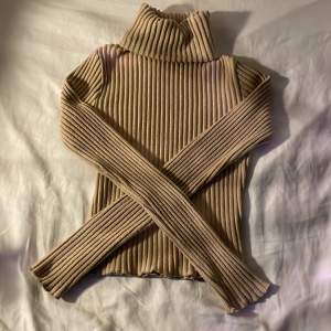 Beige långärmad ribbad tröja från Gina Tricot i storlek XXS.💘 Fråga om frakt.