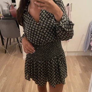 Zara klänning  - Superfin knappt använd zara klännning i storlek XS. Som ny! Priset kan diskuteras vid snabb affär. 