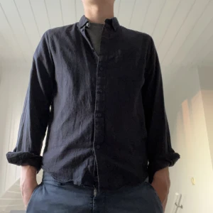 Skjorta ifrån East West  - Snygg o skön skjorta ifrån East West. Original pris 500kr mitt pris 250kr. Skick 7/10 använd ganska många gånger. Storlek Small. 