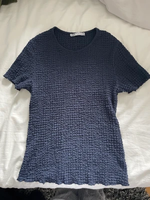 T-shirt från zara - Säljer för att de inte kommer tillanvänding, använd 3 ggr, köp via köp direkt ändast ❤️ ny pris 180