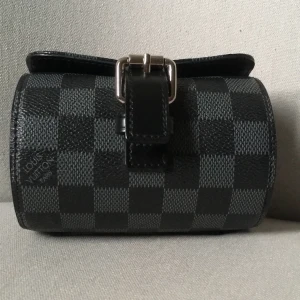 LV klockhållare behållare äkta köpt i Spanien på lv butiken! - Denna är en äkta klock behållare säljs pga ingen användning.