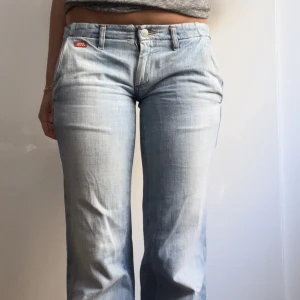 Lågmidjade jeans - Jätte jättesnygga lågmidjade jeans som tyvärr har blivit försmå för mig!