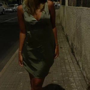 Satin klänning  - Säljer denna fina satin klänning i Grön och även i svart!💋storlek s! 