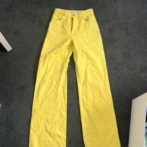 Gula jeans  - Gula jeans från zara, andvända ca 1 gång och är i helt ny skick 