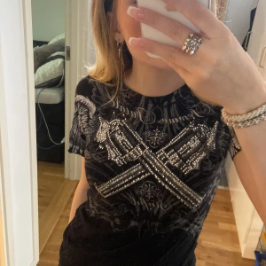 Cool tröja  - Såå cool tröja med rhinestones och ett kors på ryggen, väldigt lång så passar perfekt till lågmidjade jeans!!💕💕Köpt secondhand 