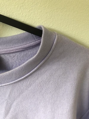 College tröja - Aldrig använd college tröja i lila från hm. Stolen L men funkar för alla storlekar. Kostar 70 kr + frakt eller mötas upp i Stockholms området 