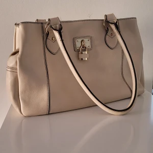 Beige handväska - Supervacker, beige handväska. Sparsamt använd. Fått mycket komplimanger när jag använt den🥰.Ger ett modernt/vintage look på samma gång😍. Säljer endast då den inte kommer till användning lika mycket som jag hade hoppats på 💕 Priset är alltid disskuterbart.
