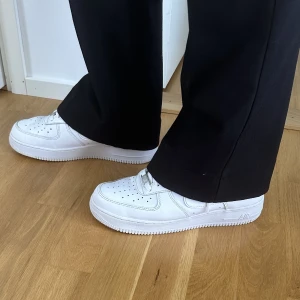 Air Force 1, EUR 42,5 - Air Force 1 i storlek 42,5, använda fåtal gånger med lite missfärgning på ett skosnöre. Kan skickas.