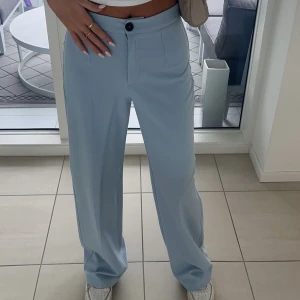 Kostymbyxor - Ljusblåa kostymbyxor som har blivit för små för mig🤍