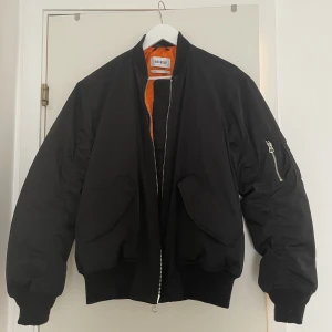 Weekday bomberjacka  - Storlek xs men den är oversized! Skulle säga att den kanske är som en m ungefär! Har typ aldrig använt den, men den är varm och skön❤️