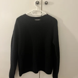 Svart stickad tröja  - Säljer denna superfina svarta stickade tröjan från pieces, storlek XS (förlåt för smutsig spegel på andra bilden)