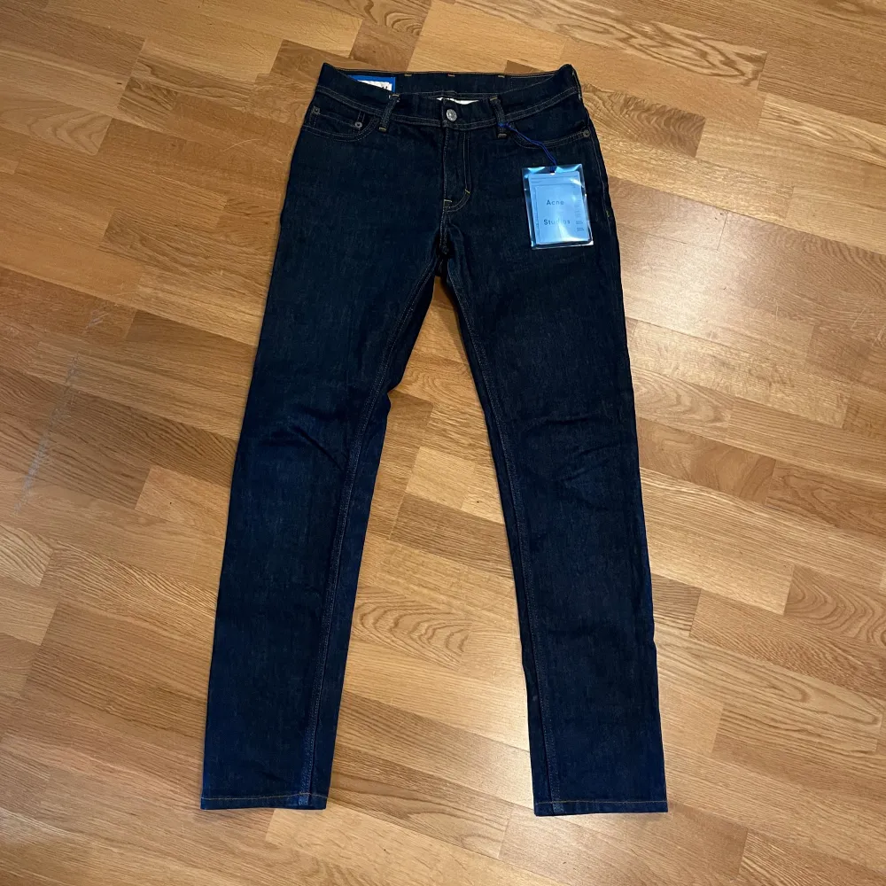 Acne jeans med prislappen kvar  Storlek 28/32 Modell: North indigo. Jeans & Byxor.