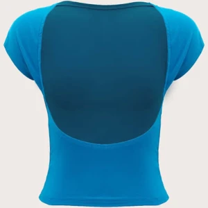 Blå topp - Säljer en superfin blå topp om aldrig är använd. (Andra bilden är lånad).