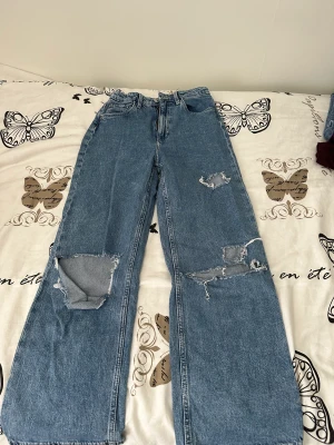 Jeans med hål från hm - Ett par jeans från hm, dom är i bra skick bara att det stora hålet på knät har blivit större med tiden. Nypris ca 200 i bra skick.kan mötas i Gullspång och Karlskoga Kontakta för fler frågor ❤️ 