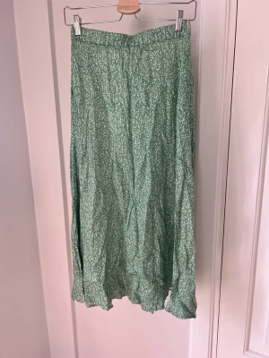 Kjol ByTimo - Jag fullkomligt älskar denna kjol från ByTimo men den har tyvärr blivit för liten.   🍓 Storlek: S 🍓 Material: Viskos 🍓 Skick: Använd med mindre skavank, se bild 