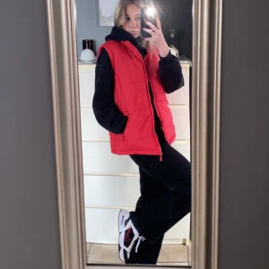 Röd väst  - Röd väst köpt secondhand. Strl 46/48, men jag har i vanliga fall stel S och sitter som en oversized väst på mig. 250 kr + frakt ❤️