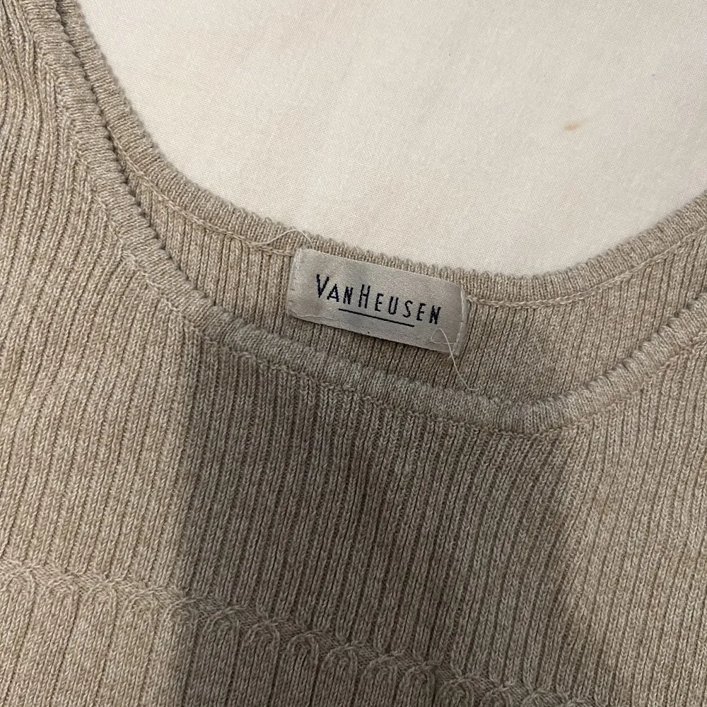 Vintage Van heusen tank top, knitted sweater, light weight, great for summer! Size is unknown but fits like a medium. Stickat.