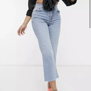 Petite Crop Flare jeans - Asos design petite crop flare  lightwash jeans. Storlek W26 L28. Använts 2 gånger. Passar perfekt med klackar 💅. Jätte fina men jag har gått upp i vikt ☺️🔫