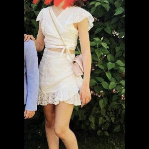 Kjol och topp - Ett vitt sätt med kjol å topp. Super fint och somrigt💗(köparen står för frakten)