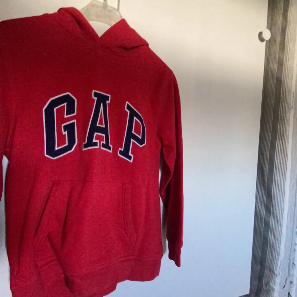 Fin Gap hoodie köpt i vintage butik. Oklar storlek men sitter som storlek S💕. Hoodies.