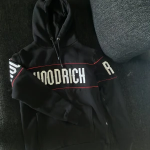 De är en skock tröja.Märke Hoodrich - Den har bra skick inga skador eller nåt. Har bara använt den 2-3 gånger. Pris 450 och storlek XS.