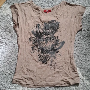 Tröja med tryck - Str. S, men skulle säga att den är stor i storleken. För mer info skicka pm. Pris diskuterbart. Köparen står för frakten. Ansvarar inte för paketet under frakt. 