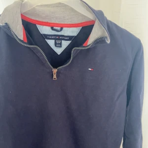 Tommy Hilfiger tröja - Jätte fin zip tröja från Tommyhilfiger som är köpt i en vintage butik.