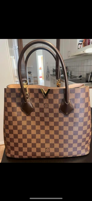 Louis Vuitton  - Louis Vuitton Kensington  Storlek 34 x 26 x 13 Toppskick! Använd fåtal gånger. Köpt från Louis Vuitton i Stockholm. kvitto, dustbag, låda och axelband finns  