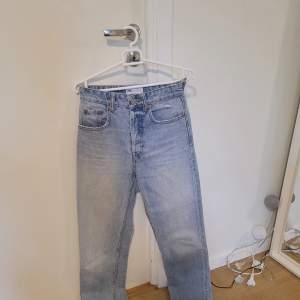 Säljer dessa högmidjade jeans från zara som inte längre kommer till användning. Väl använda men fortfarande i fint skick!