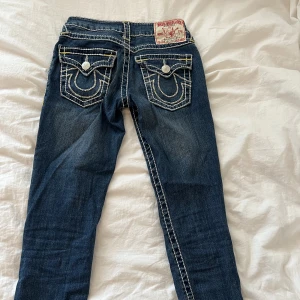 True religion jeans - Säljer mina favorit byxor nu eftersom de blivit för små. Midjemåttet är 26 men har sytt in dom så det är cirka 25, men det gör att sprätta upp. Jag är 176,5 och de passar mina ben.