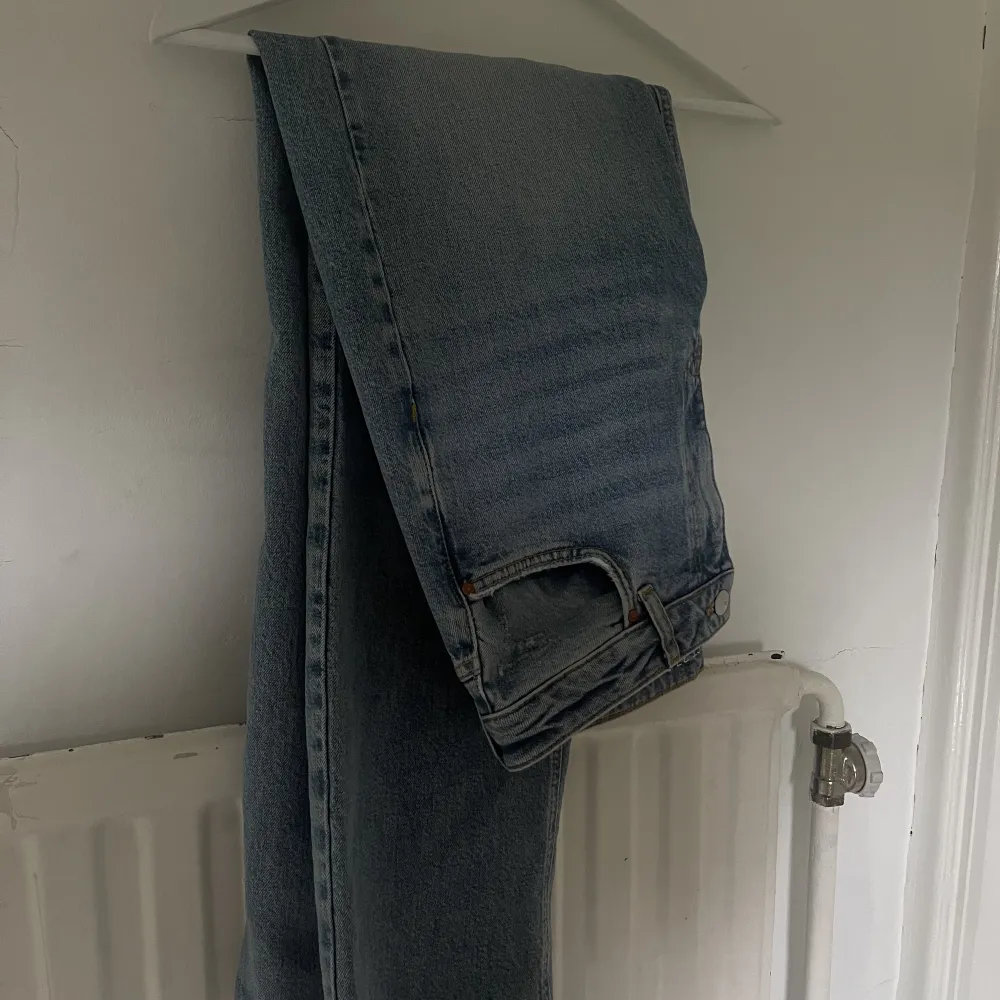 Helt oandvända jeans från bikbok, super fina till sommaren. Säljer dom för 350kr. Jeans & Byxor.