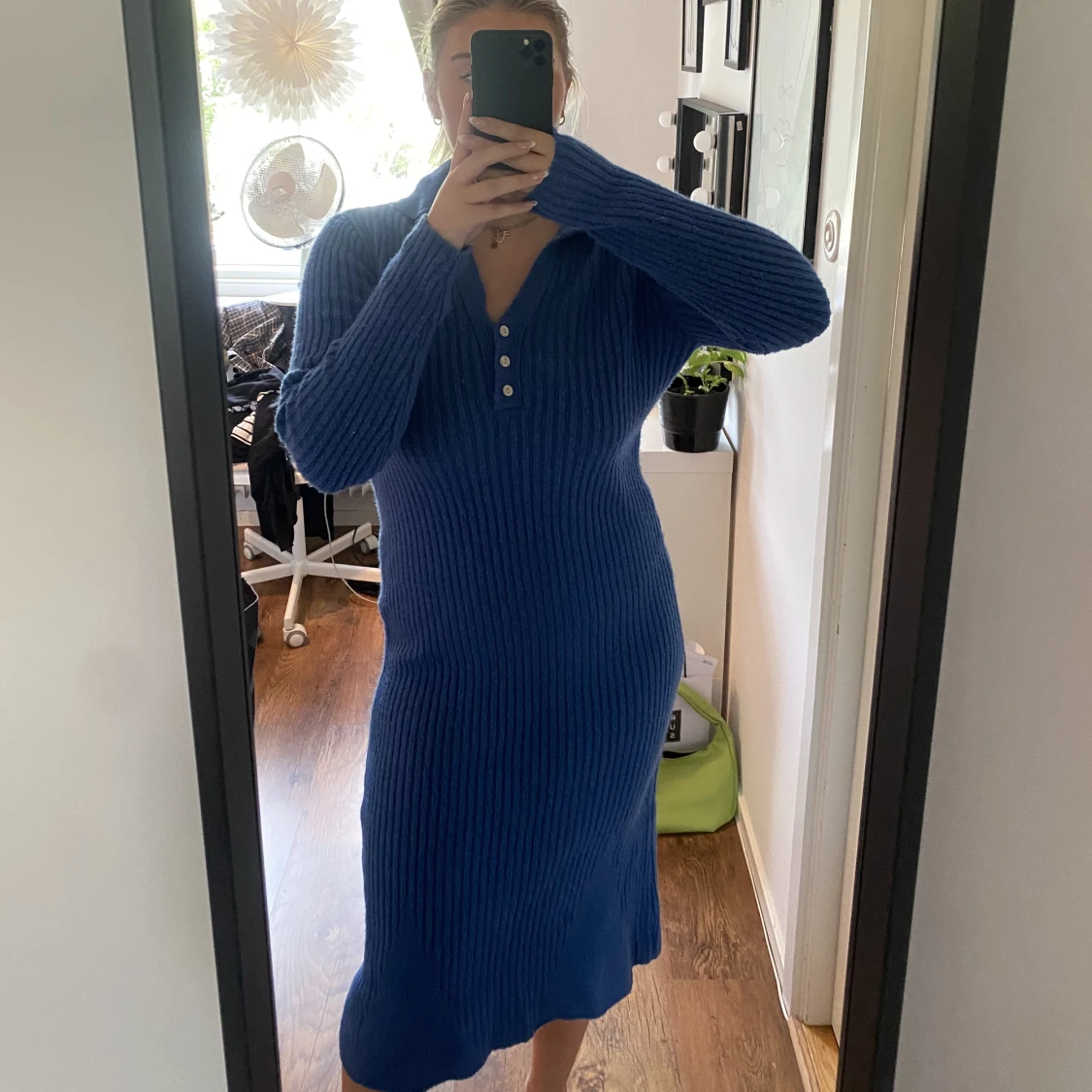 Blå stickad långklänning