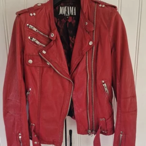 Röd skinnjacka - Säljer min röda skinnjacka från Jofama by Kenza. Nypris är 3999 kronor. Lägg prisförslag!!