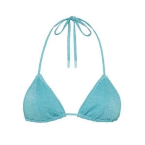Glittrig bikini topp  - Från hm. liknar den från triangl på pricken! 🩵i storlek 36 men passar även på mig som brukar ha xs.