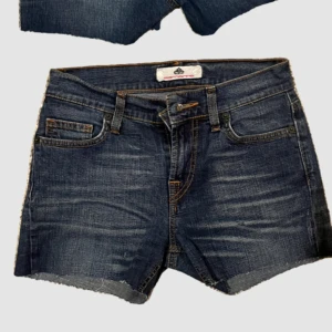 Mini shots  - Avklippta shorts jeans 