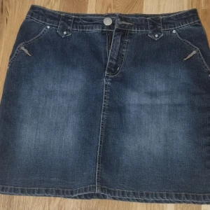 Jeanskjol - Stretchig fin jeanskjol i något mörkare denim färg.