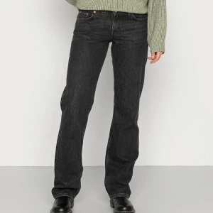 Weekday arrow low jeans  - Hejsan nu säljer jag dessa svarta weekday arrow low jeansen. Säljer då dom ej sitter som jag vill. Väldigt bra skick och knappt använda. Köpte för 700kr. Jag är 1,60 cm lång och dom sitter precis vid mina anklar. Midjemåttet är ca 70cm 