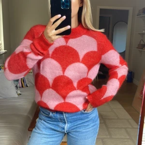 Stickad tröja från Second Female - Stickad tröja från second Female, använd fåtal gånger ❤️‍🩹 storlek XL men jag är en S vanligtvis så den blir bara mer oversized 