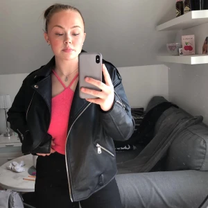 Oversized skinnjacka  - Vill sälja min skinnjacka från Nelly. Jag köpte den för ett år sen typ men har inte använt den mer än två gånger. Toppenskick!! Bälte medföljer. Fråga på om det är något du undrar💞