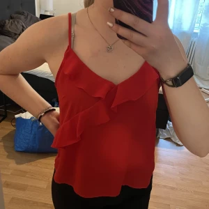 Sött linne - Fint rött linne med volang.  Använt men i fint skick. 